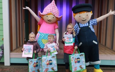 Fien en Teun reiken de prijzen uit aan winnaars kleurwedstrijd